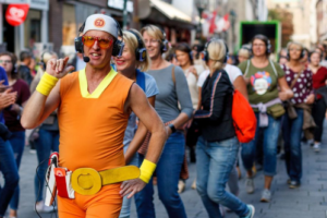 Guru Dudu bei einer Silent Disco Walking Tour beim Düsseldorf Festival.