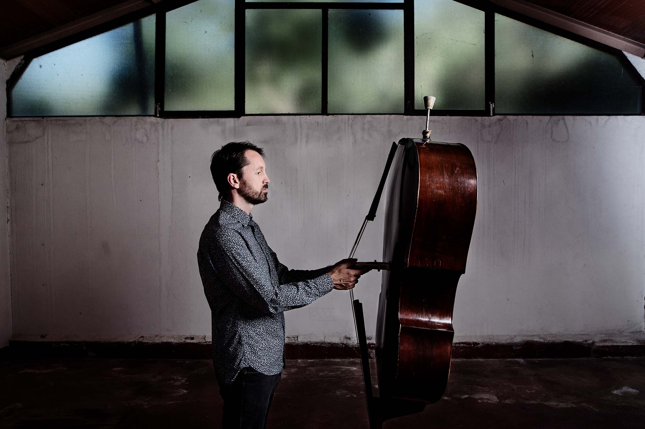 Caminiero Trio ©Noah Shaye Porträt von Pablo Martín Caminero mit einem Kontrabass