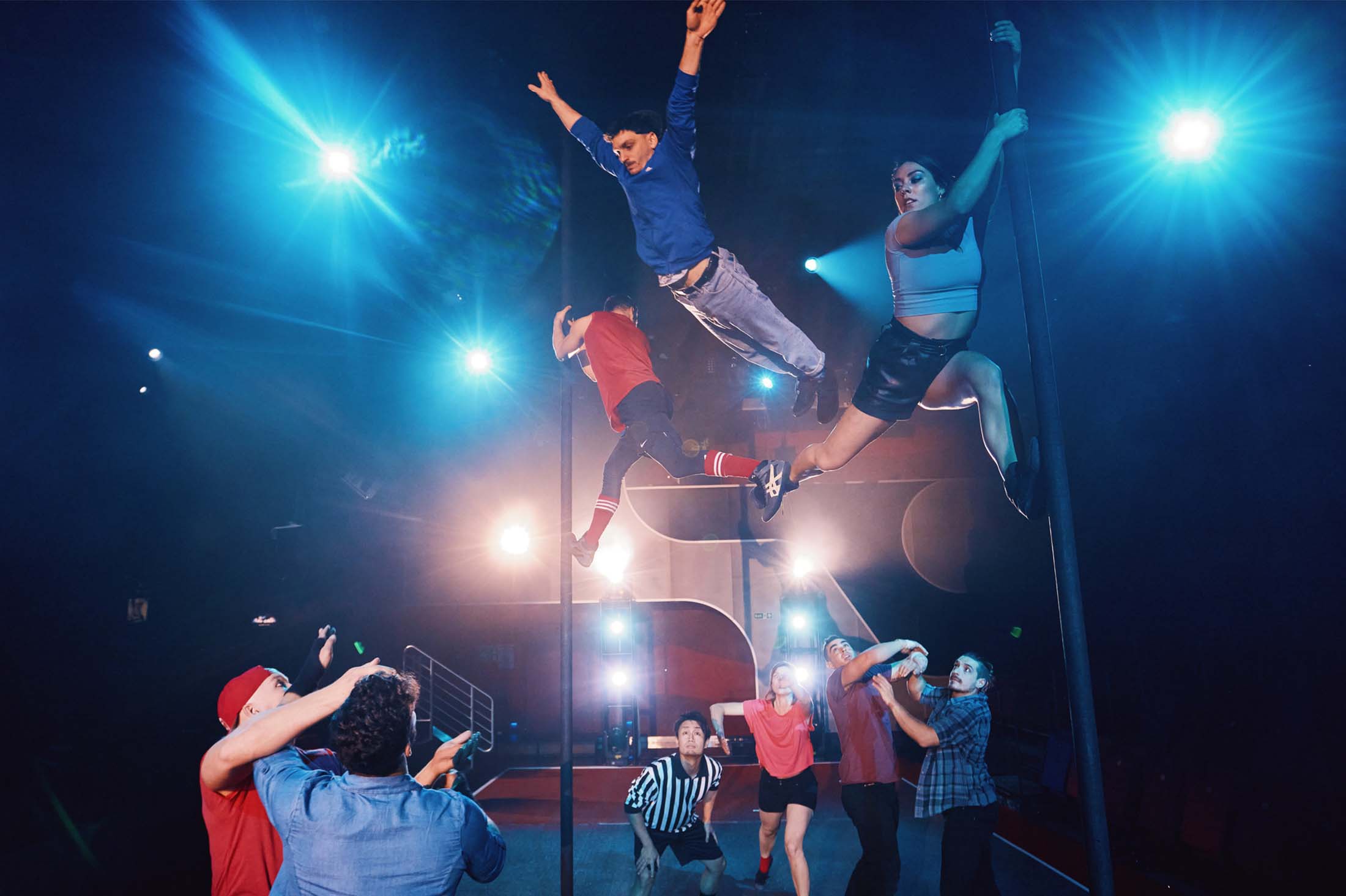 Duel Reality – Les 7 doigts ©Einar Kling Odencrants Artisten der Gruppe Les 7 doigts de la main auf der Bühne bei einer Vorstellung von DUEL Reality.