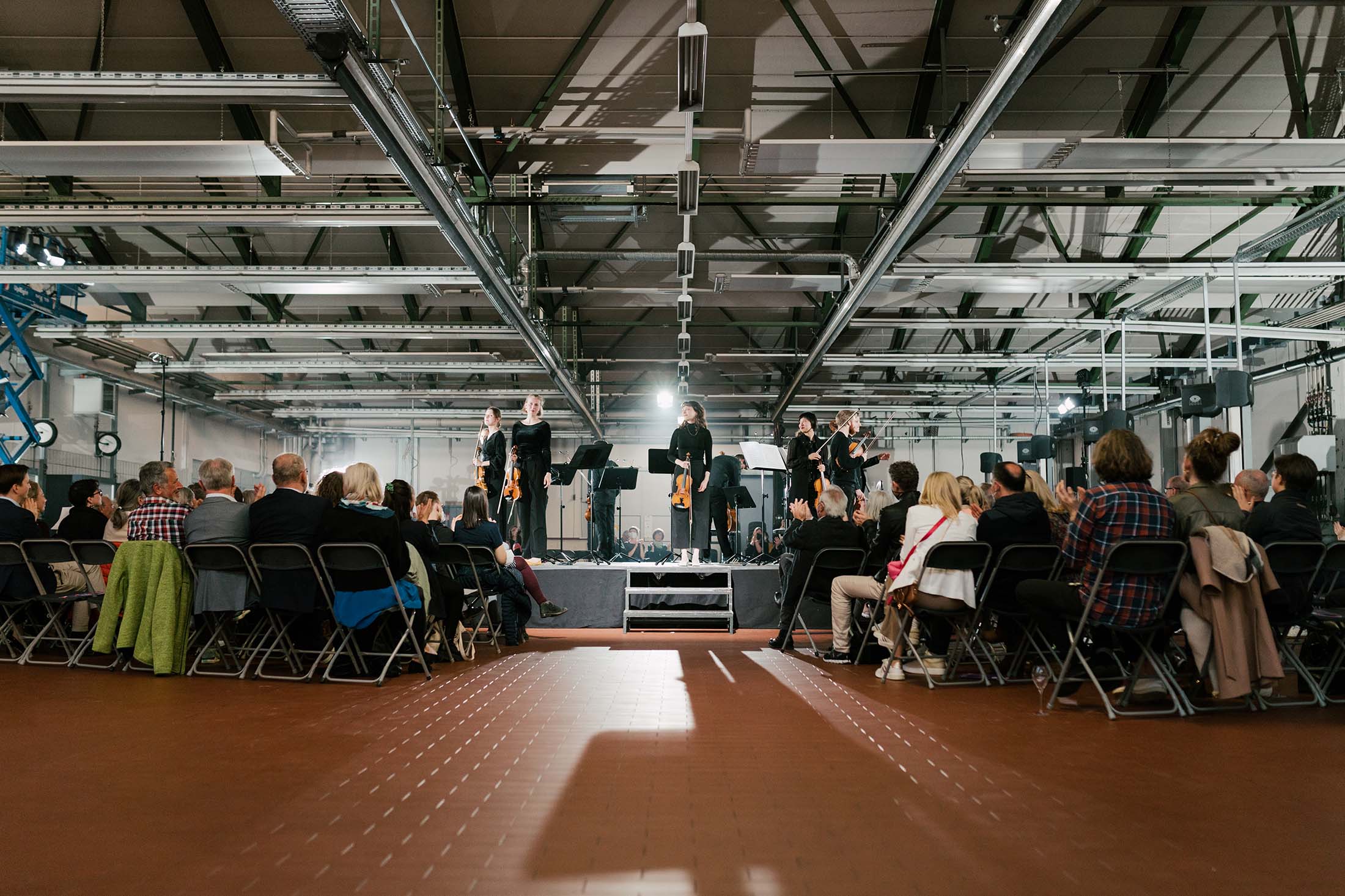 Fuel – Ensemble Reflektor ©SophiaHegewald Künstler:innen des Ensemble Reflektor auf einer Bühne umgeben von Publikum