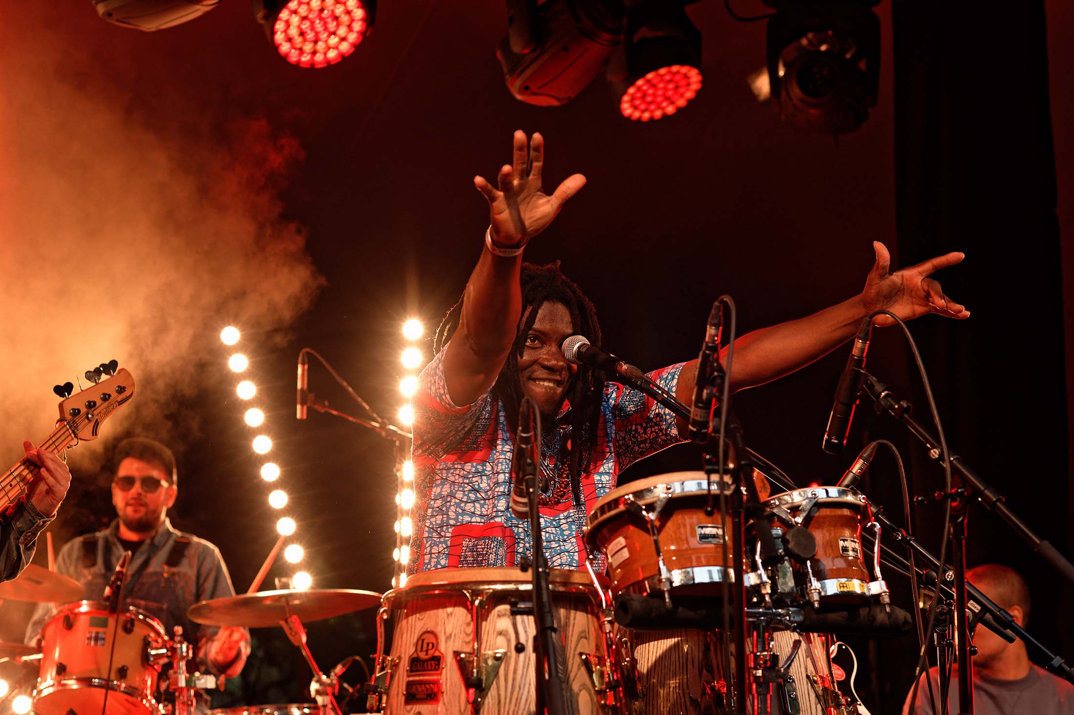 Sänger der Band Jembaa Groove Eric Owusu bei einem Konzert