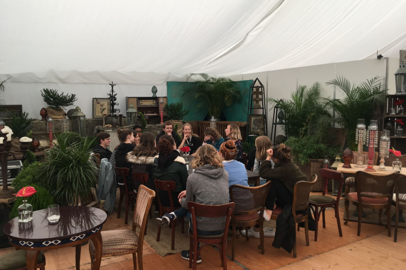 Duesseldorf-Festival-2022-c-Michael-Luebke 1 Praktikum im Produktionsteam Besprechung