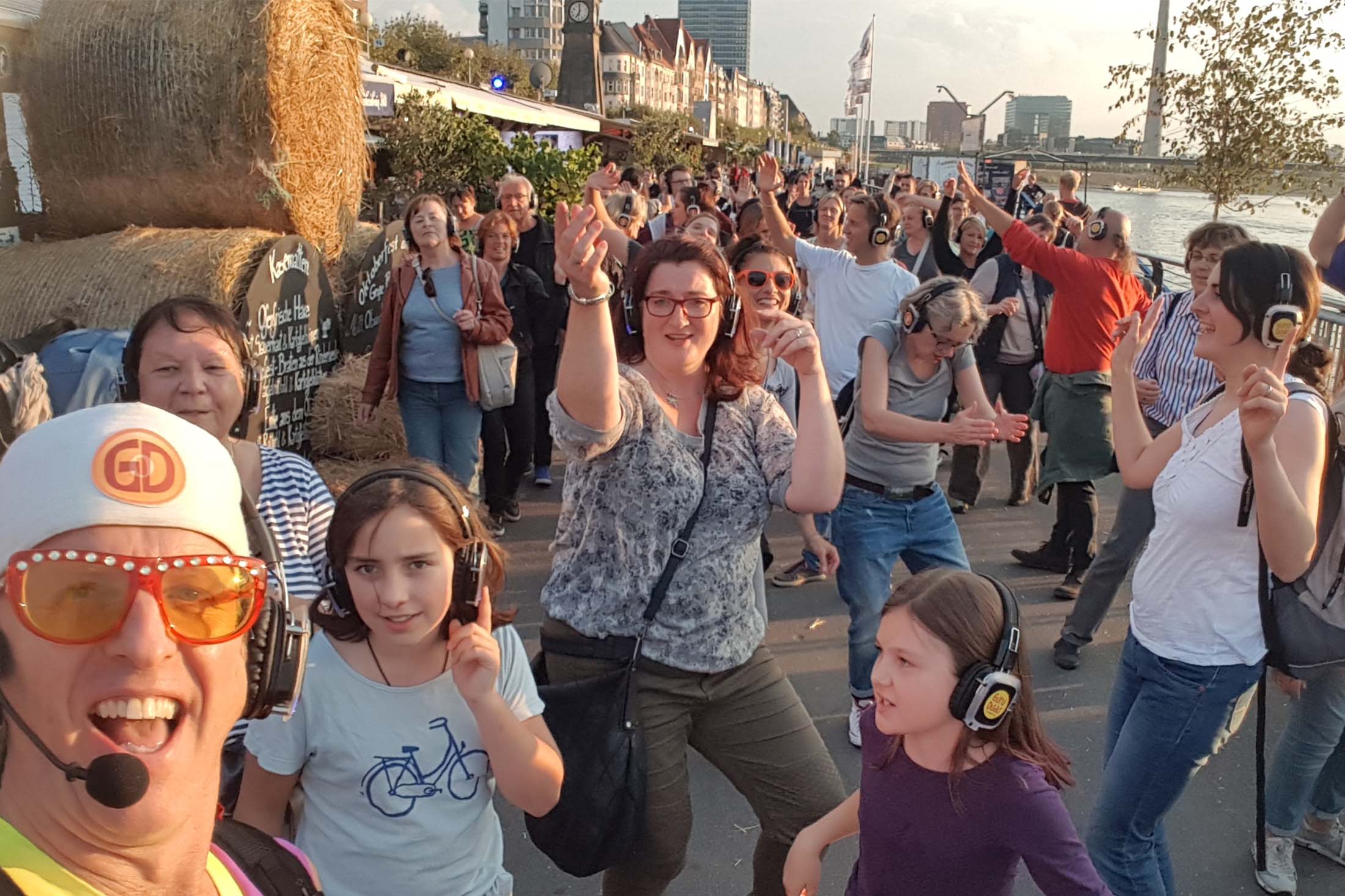 Silent Disco Walking Tour mit Guru Dudu beim Düsseldorf Festival am Rhein