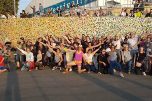 Gruppenbild bei einer Silent Disco Walking Tour mit Guru Dudu am Düsseldorfer Burgplatz