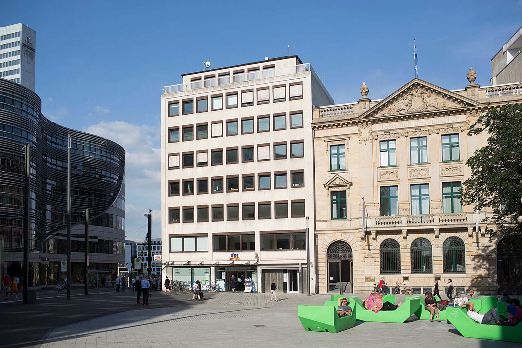 Außenansicht des Haus der Universität auf dem Schadowplatz in Düsseldorf