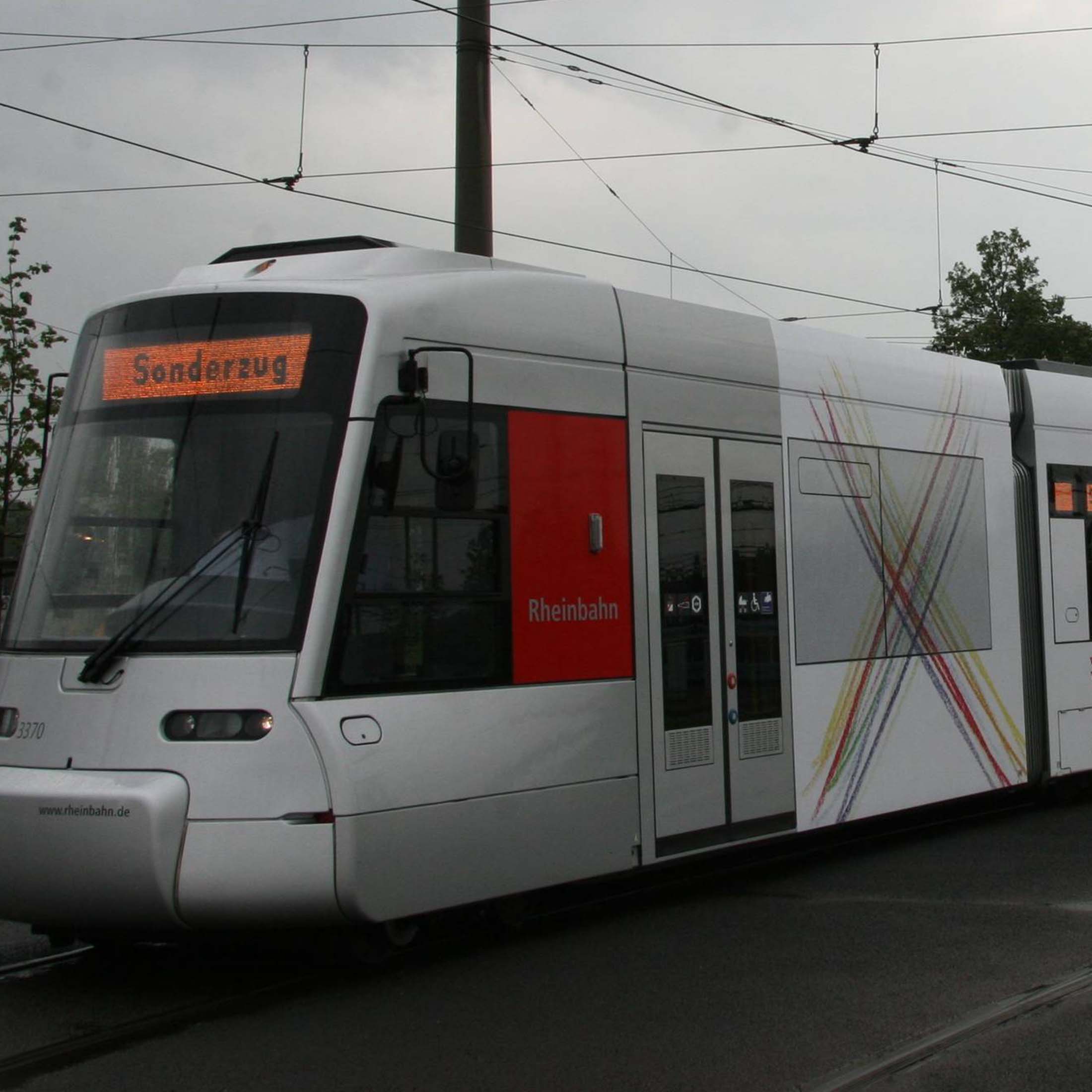 Rheinbahn mit aufgedrucktem Düsseldorf Festival Logo