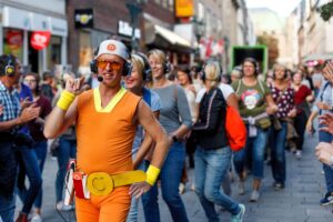 Guru Dudu bei einer Silent Disco Walking Tour durch die Düsseldorfer Altstadt