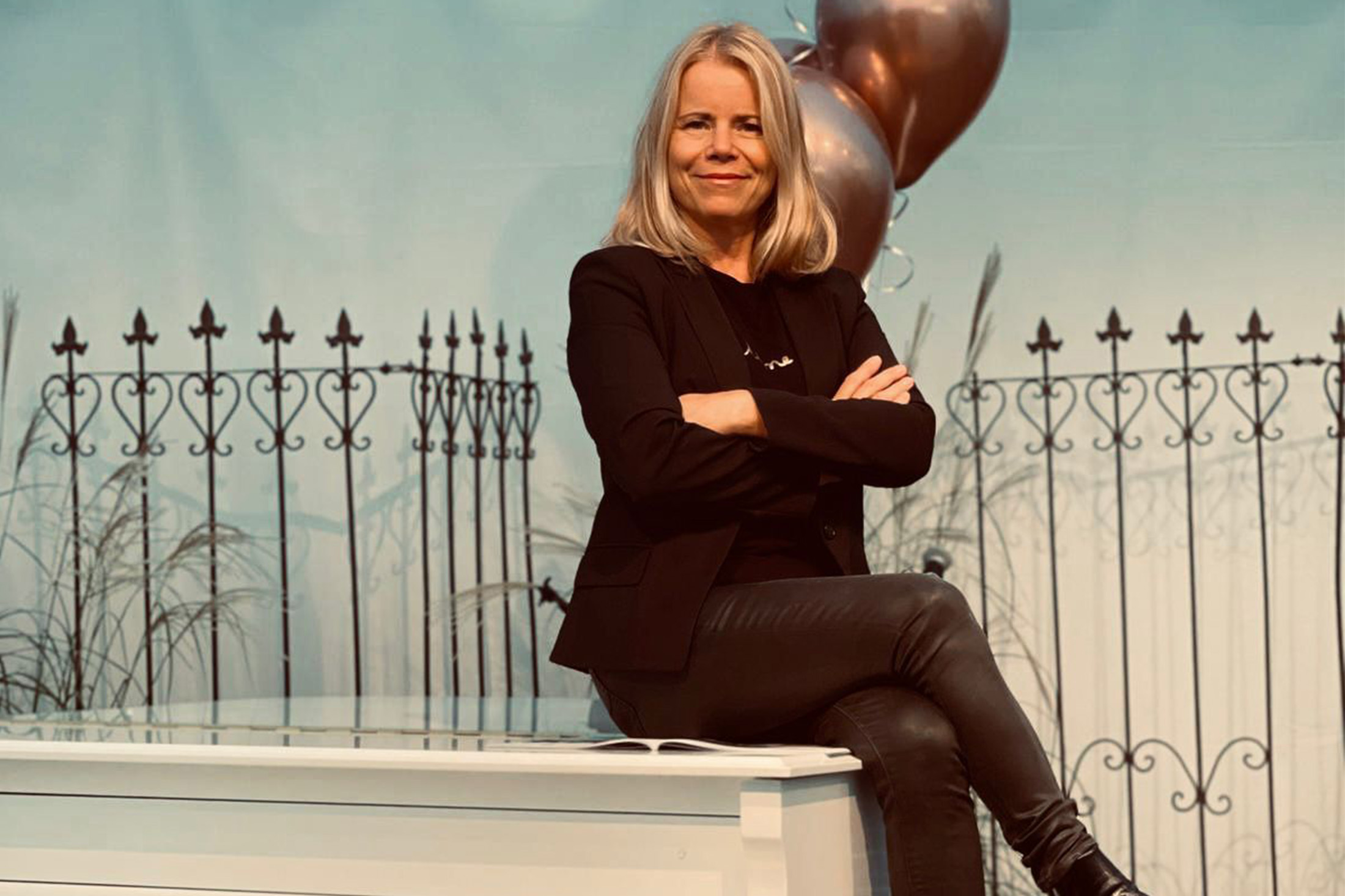 Barbara Oxenfort Barbara Oxenfort auf einem weißen Flügel lsitzend