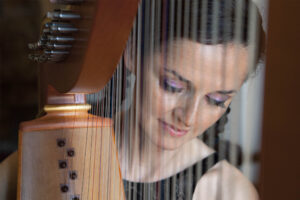 Margret Köll mit ihrer Harfe