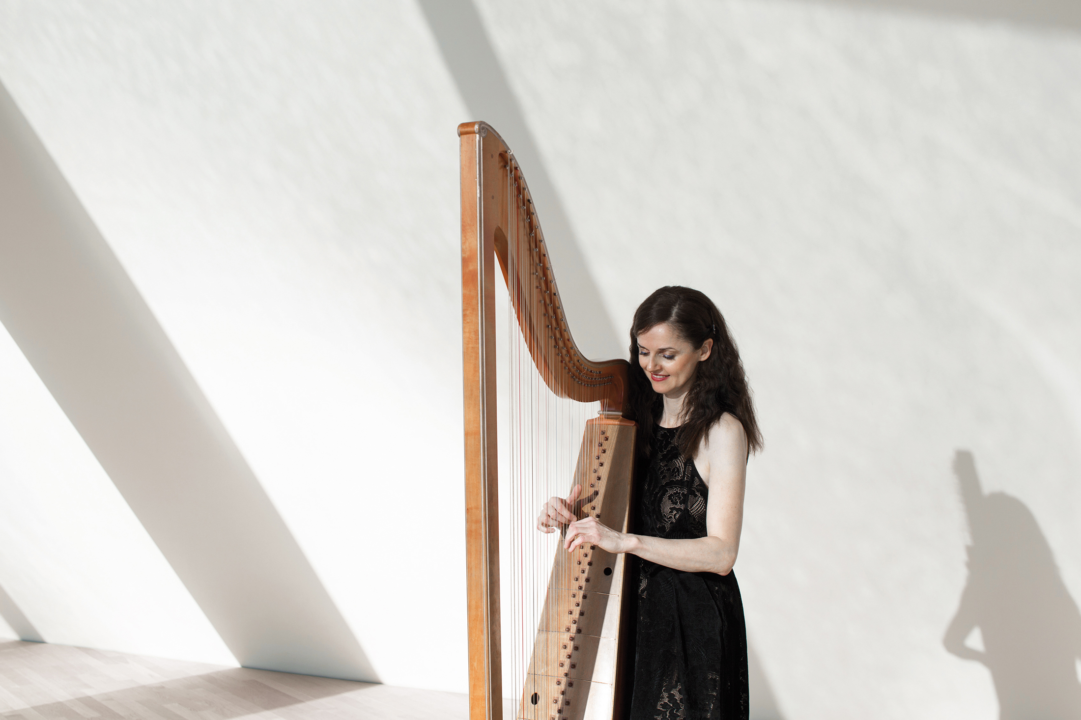 Magret Köll Foto: Armin Linke Magret Köll mit Harfe