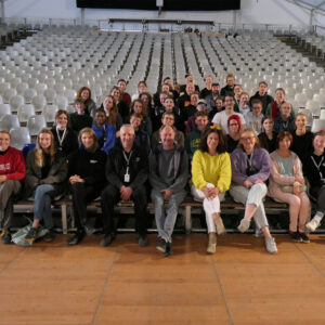 Team bubble Format ©Düsseldorf Festival Das Team des Düsseldorf Festival auf der Tribüne im Theaterzelt 2023