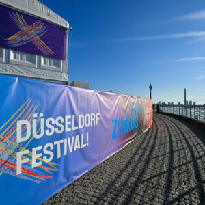 Aussicht auf den Rhein vom Düsseldorfer Burgplatz, mit Blick auf das Festivalzelt.