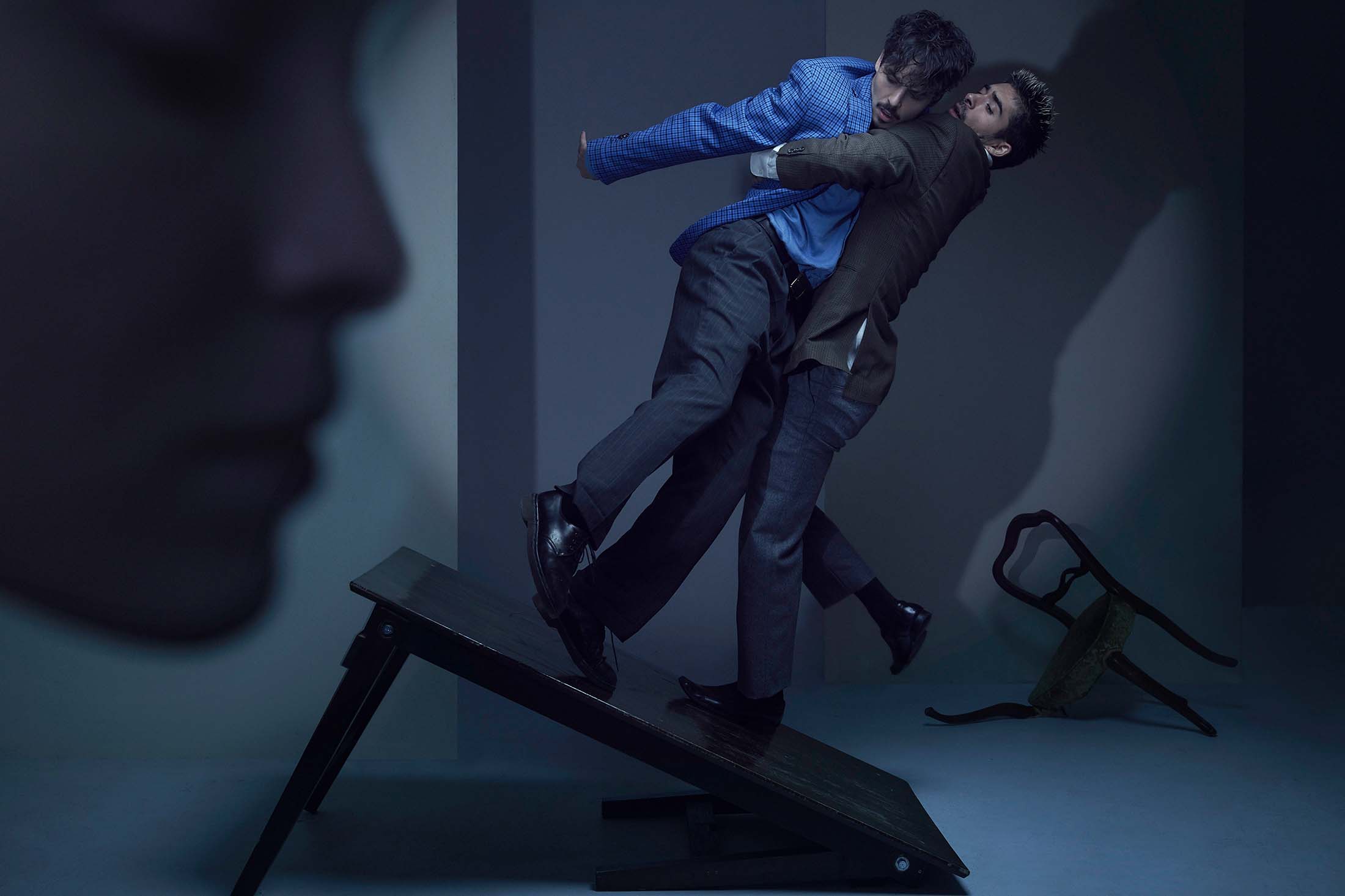 Artisten bei dem Neuer Zirkus Stück Play Dead von People Watching