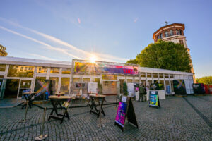 Das Theaterzelt des Düsseldorf Festival auf dem Burgplatz vor dem Schlossturm