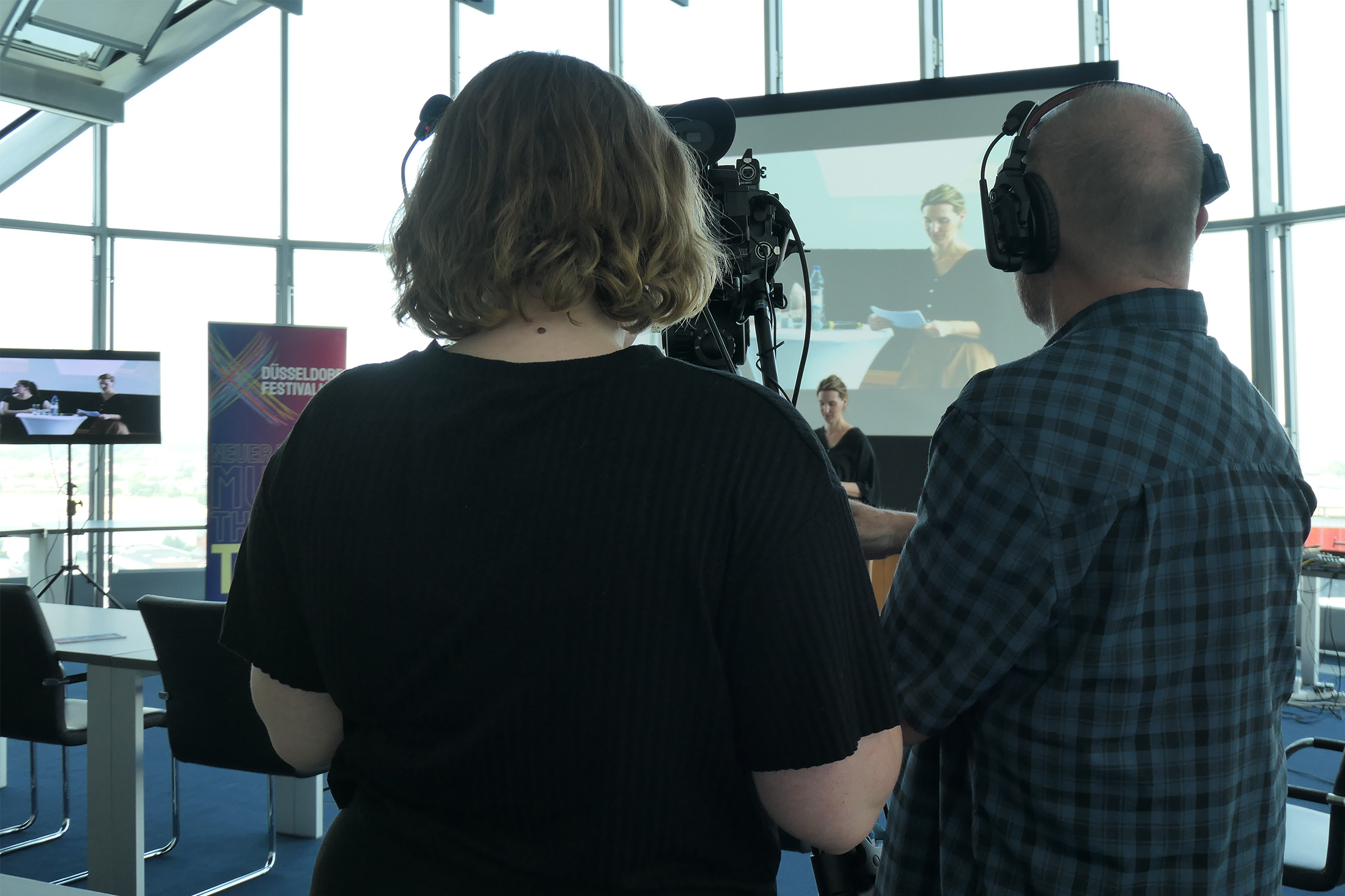 Zwei Festivalmitarbeitende bei der Pressekonferenz des Düsseldorf Festival!