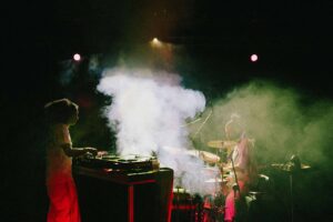 Djane Ka-raba & Lukas Akintaya am Schlagzeug spielen zusammen auf der Bühne