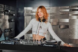 Djane Joy steht hinter ihren Turntables