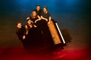 Das Klangkollektiv Düsseldorf um einen Flügel postiert