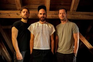 die drei Musiker von der Band LBT spielen Techno mit einem Jazztrio