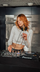 Djane Joy Evgeniya an den Turntables
