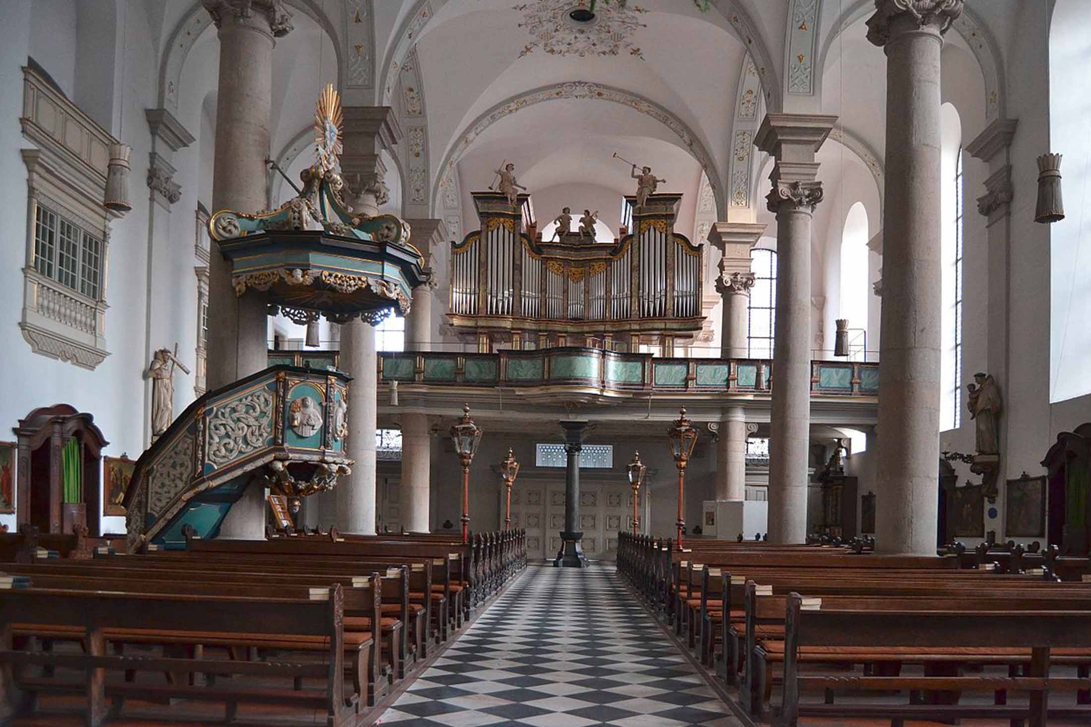 Maxkirche Blick vom Altarraum auf die Orgel in der Maxkirche Düsseldorf