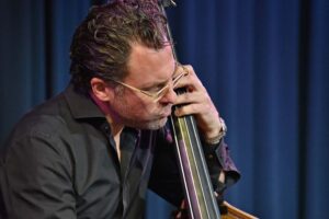 Der Bassist Nico Brandenburg