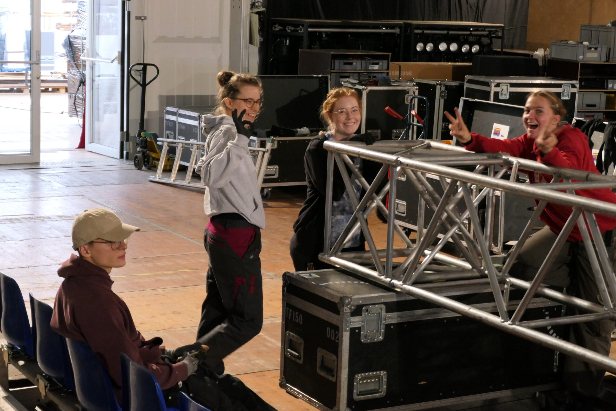 stageteam mitglieder des stageteams beim aufbau im theaterzelt