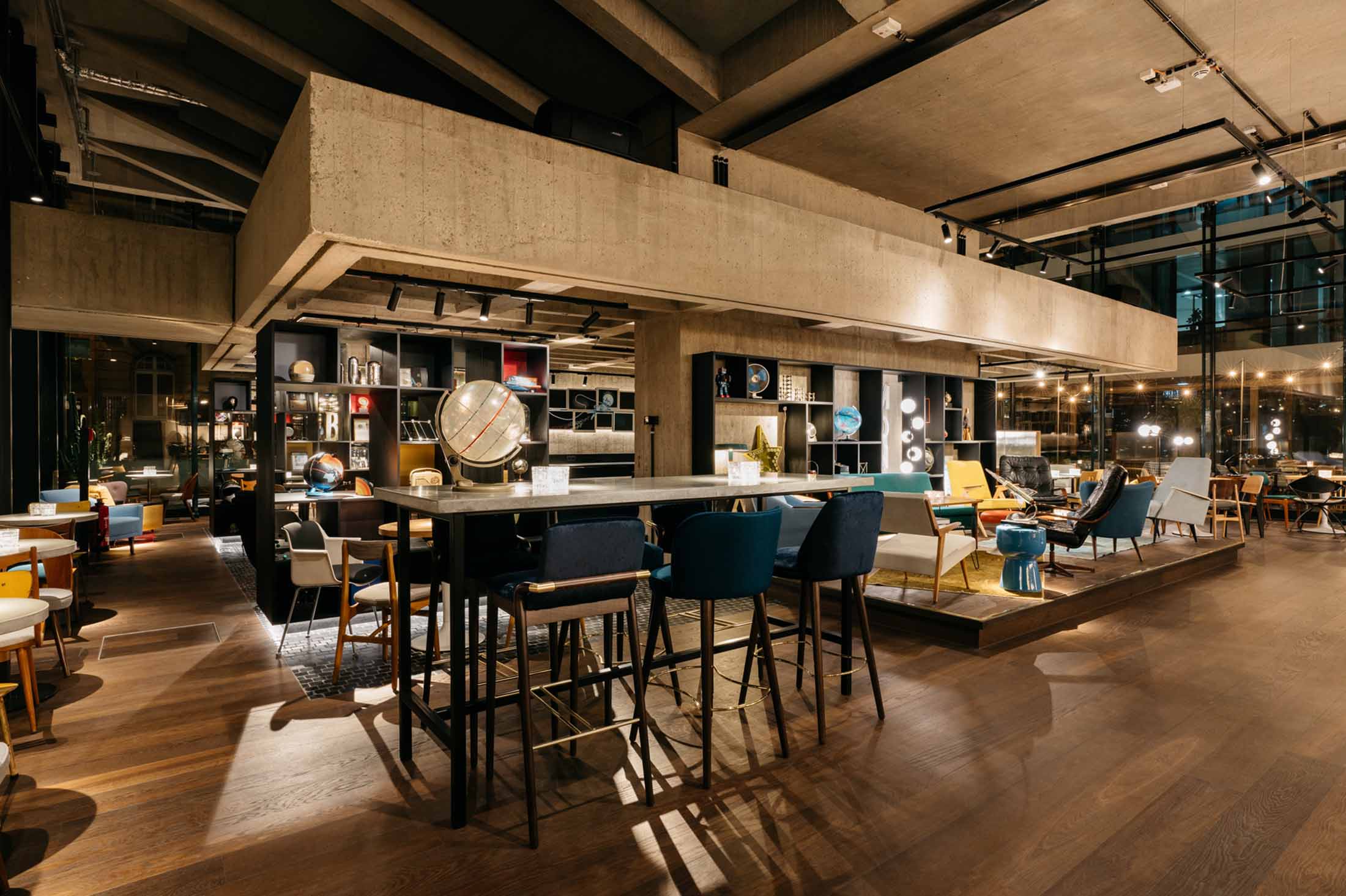 Ruby Luna im Foyer des Ruby Luna Hotels findet ein Dj Set statt